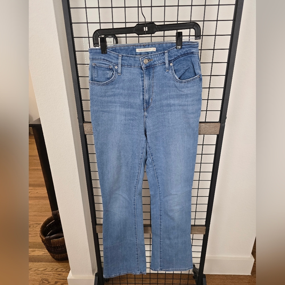 Levi's 725 High Rise Bootcut Jeans
